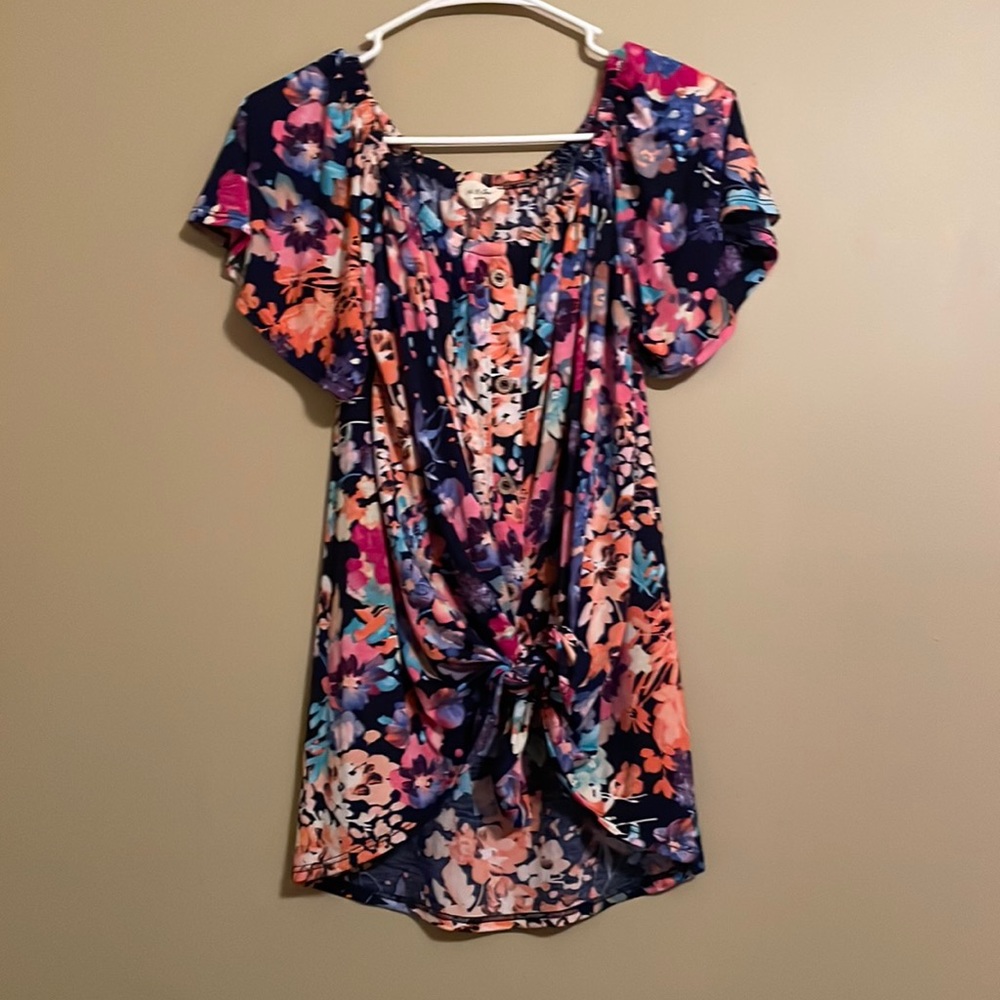 Floral top. Ties in front. Size small runs big
